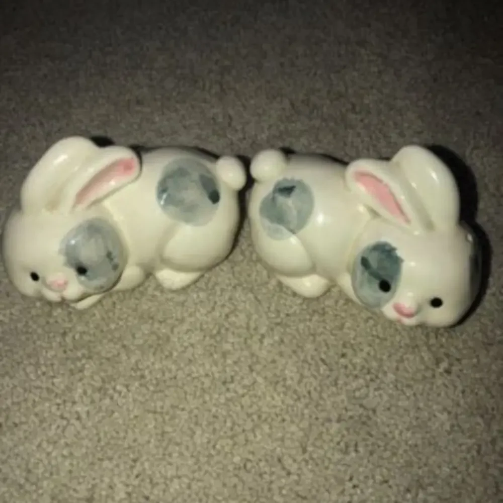 Vintage Enesco Japan Easter‎ Bunny Rabbits Salt and Pepper Shakers